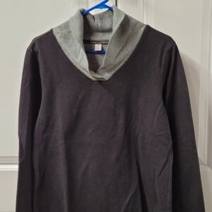 Covington Sweatshirt Women's Size: Large CuteV-Neck Pullover
